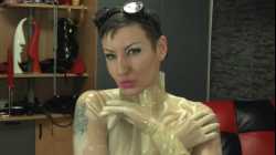 Latexlady in transparentem Latexcatsuit