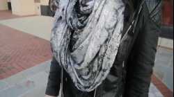 enges schwarzes Ledermodel