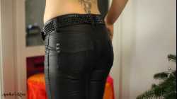 private Domina in schwarzer Lederhose